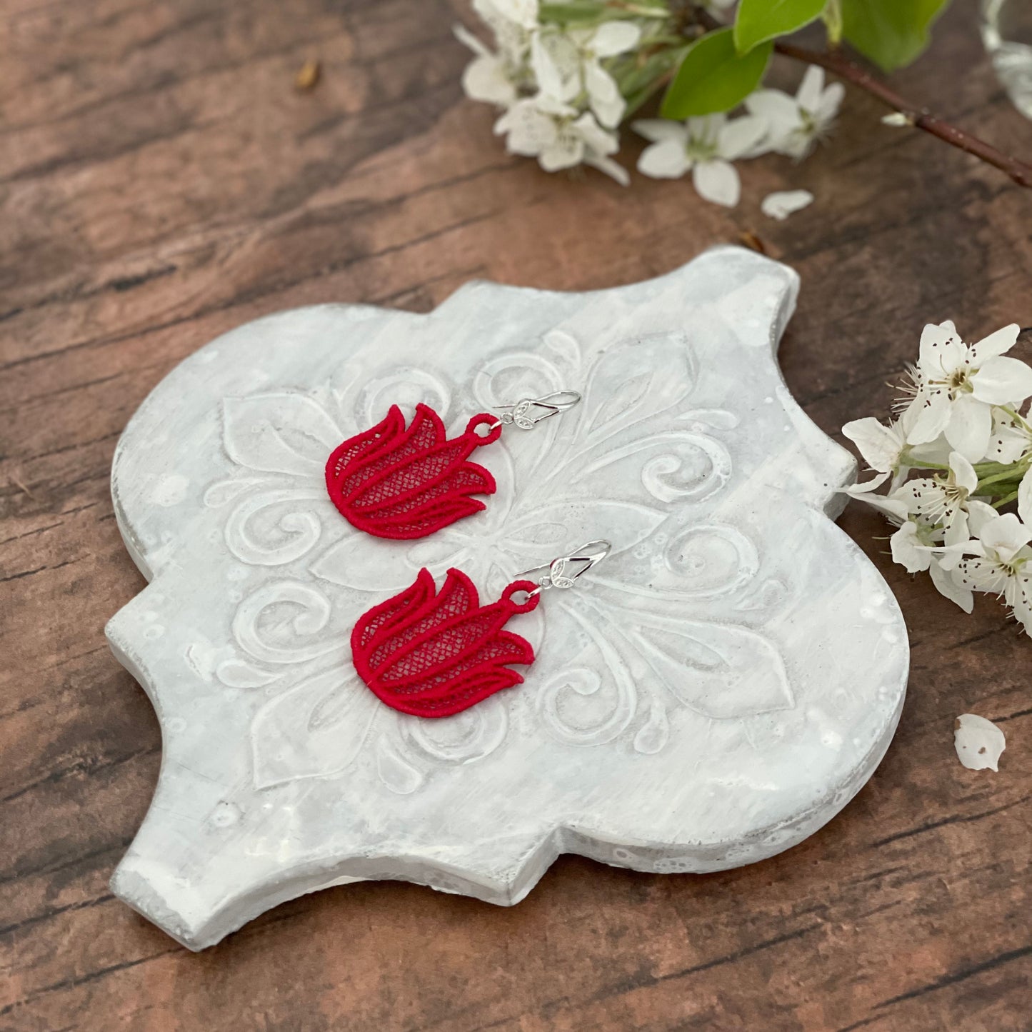 Lovely Hungarian-style lace tulip earrings RED